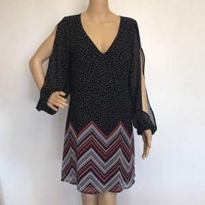 Pretty dress with slits in sleeves